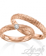 Необычные обручальные кольца из красного золота с бриллиантами